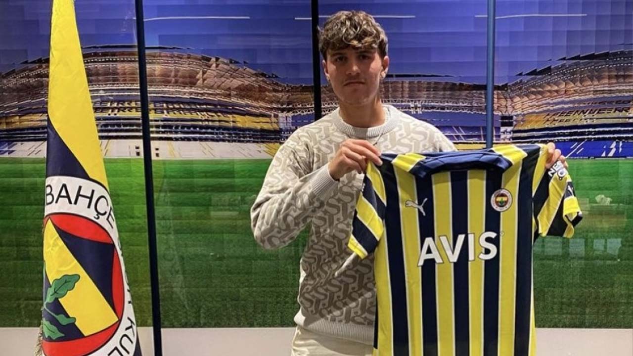 Fenerbahçe'nin 18 yaşındaki sürpriz transferi! İmzalar atıldı