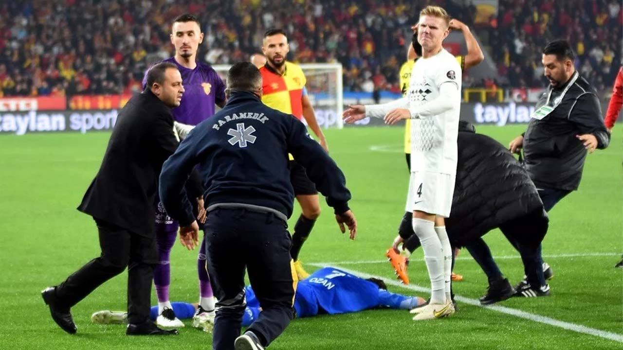 Göztepe- Altay derbisinde sahaya atlayan taraftar kaleciyi dövdü!